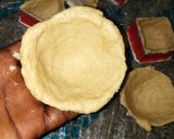 A picture of step 7 of Cup pies.