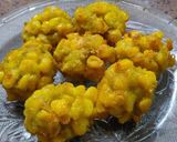 A picture of step 4 of Corn capsicum fritters.