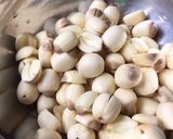 Hình bước làm 1 của món Chè đậu đen hạt sen mát lành