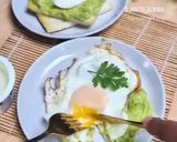 Foto langkah ke 1 dari resep Avocado Egg Toast.