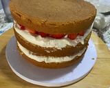 Foto del paso 8 de la receta: Layer Cake con Buttercream de Queso y Fresas frescas, decorada con flores comestibles !!!!!