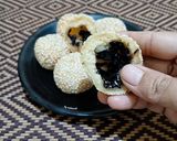 Foto langkah ke 5 dari resep Chapssal Korean Donuts dengan Topping Wijen.