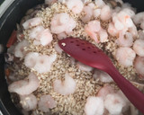 Foto del paso 4 de la receta: Arroz con calamares gambas y merluza
