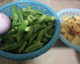 A picture of step 1 of Bhindi Aaloo Fry.