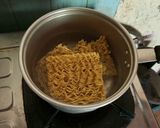 Foto langkah ke 2 dari resep Mie goreng simpel.