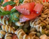 Foto del paso 3 de la receta: Ensalada de tirabuzones integrales con arvejas