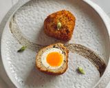 Hình bước làm 2 của món Scotch eggs cá hồi