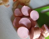 Фото кроку 2 до Піца на батоні з сардельками, помідором і шпинатом 🍕.