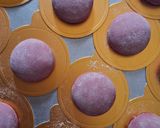 Foto langkah ke 5 dari resep Donat Mini Ubi Ungu.