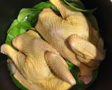 Hình bước làm 3 của món Gà Hấp Lá Chanh Muối Hột