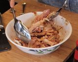 Foto langkah ke 5 dari resep Nasi Ayam Favorit Singapura: Tidak Digoreng, Cukup Pakai RICE COOKER!.