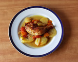 Foto del paso 7 de la receta: Muslos de pollo con patatas y tomate