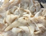 Foto langkah ke 1 dari resep Tumis Jamur Tiram Daun Jeruk.