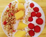 Foto del paso 3 de la receta: Cuenco de yogur con frambuesas, mango, granola con fresas y semillas de sésamo