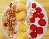 Foto del paso 3 de la receta: Cuenco de yogur con frambuesas, mango, granola con fresas y semillas de sésamo
