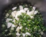 बटाटा भेंडी भाजी (batata bhendi bhaji recipe in martahi) रेसिपी स्टेप 2 फोटो 