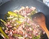 Foto del paso 6 de la receta: Salteado de bimis, setas y espárragos a la mantequilla negra