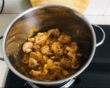 Hình bước làm 4 của món Gà Nấu Cá Mòi