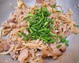 Hình bước làm 5 của món Củ cải khô xào thịt ba chỉ