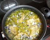 Foto del paso 4 de la receta: Merluza en salsa verde con coquinas y papas cocidas
