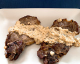 Foto del paso 7 de la receta: Chuletas de cerdo con crema de quesitos