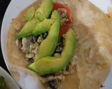 Foto del paso 4 de la receta: Tortilla con costra de queso rellena de huevo con verduras