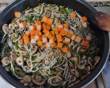 Foto del paso 3 de la receta: Espárragos con gambas, surimi y gulas