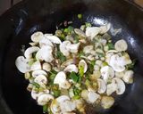 Foto del paso 3 de la receta: Pollo al verdeo con champignon a la crema con papas rústica
