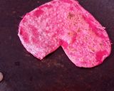 बीटरुट हार्ट शेप पिंक फुल्का (Beetroot heart shape pink fulka recipe in Hindi) रेसिपी चरण 6 फोटो