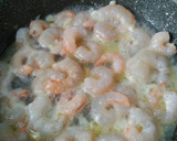 Foto del paso 2 de la receta: Tortilla/revuelto de espinacas y gambas