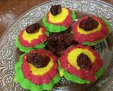 A picture of step 4 of Fruity Flower cupcakes.