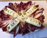 Une image de l'étape 6 de Apéro rigolo aux barquettes de concombre Noa et d endives rouges tartinade au yaourt et olives.