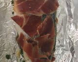 Foto del paso 2 de la receta Lubina en papillote a la sartén con hierbas aromáticas y jamón