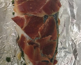 Foto del paso 2 de la receta: Lubina en papillote a la sartén con hierbas aromáticas y jamón