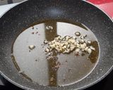 Foto del paso 2 de la receta: Espaguetis integrales con gambas al ajillo picantes