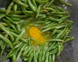 Gambar langkah 2 resipi 26:4:26 - Kacang buncis goreng telur pecah.
