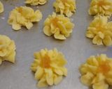 Foto langkah ke 4 dari resep Kue Semprit Sagu.