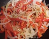 Foto del paso 3 de la receta Nidos de pasta con cúrcuma, comino, cebolla y pimiento rojo