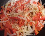 Foto del paso 3 de la receta: Nidos de pasta con cúrcuma, comino, cebolla y pimiento rojo