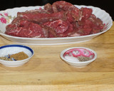 Foto del paso 1 de la receta: Lomo saltado con brócoli y pimiento morrón rojo