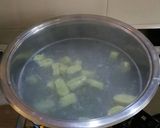Foto del passaggio 4 della ricetta Gnocchi di broccoletti con noci zenzero e curry