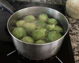 Foto del paso 1 de la receta: Coles de Bruselas a la lionesa