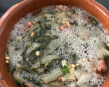 Foto del paso 7 de la receta: Acelgas empiñonadas con huevos estrellados