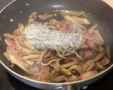 Foto del paso 3 de la receta: Revuelto de gulas, setas y panceta