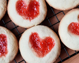 Foto del paso 4 de la receta: Galletas corazón de mermelada ❤️Heart shaped thumbprint cookies by Irum Zaidi from U. K. 🇬🇧