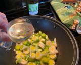 Une image de l'étape 3 de Cabillaud épicé, fondue de poireaux et champignons.