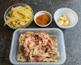 รูปขั้นตอนการทำที่ 1 ของ หมูผัดผักกาดดองพริกหม่าล่า