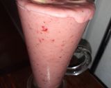 A picture of step 1 of Strawberry Shake (Vegan)🍌🍌🍌🍌🍓🍓🍓🍓.