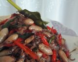 Foto langkah ke 5 dari resep Tumis Cumi Asin Cabe Merah Hijau.