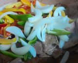 Hình bước làm 2 của món Gan heo xào ớt chuông